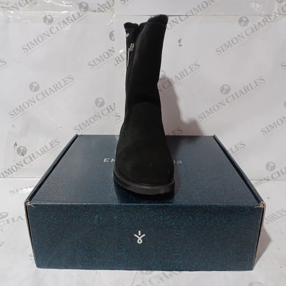 BOXED PAIR OF  EMU GRAVELLY BOOTS, BLACK - SIZE 7