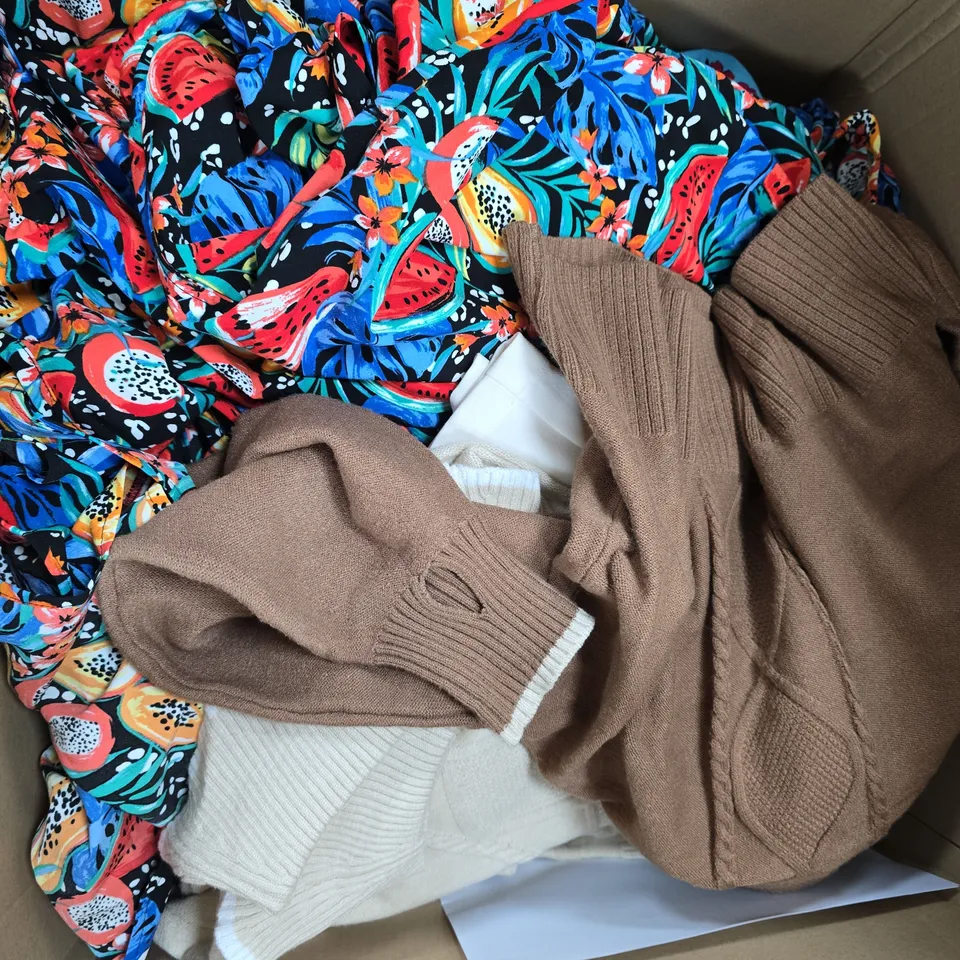 APPROXIMATELY 20 ASSORTED CLOTHING ITEMS IN VARIOUS COLOURS, STYLES AND SIZES