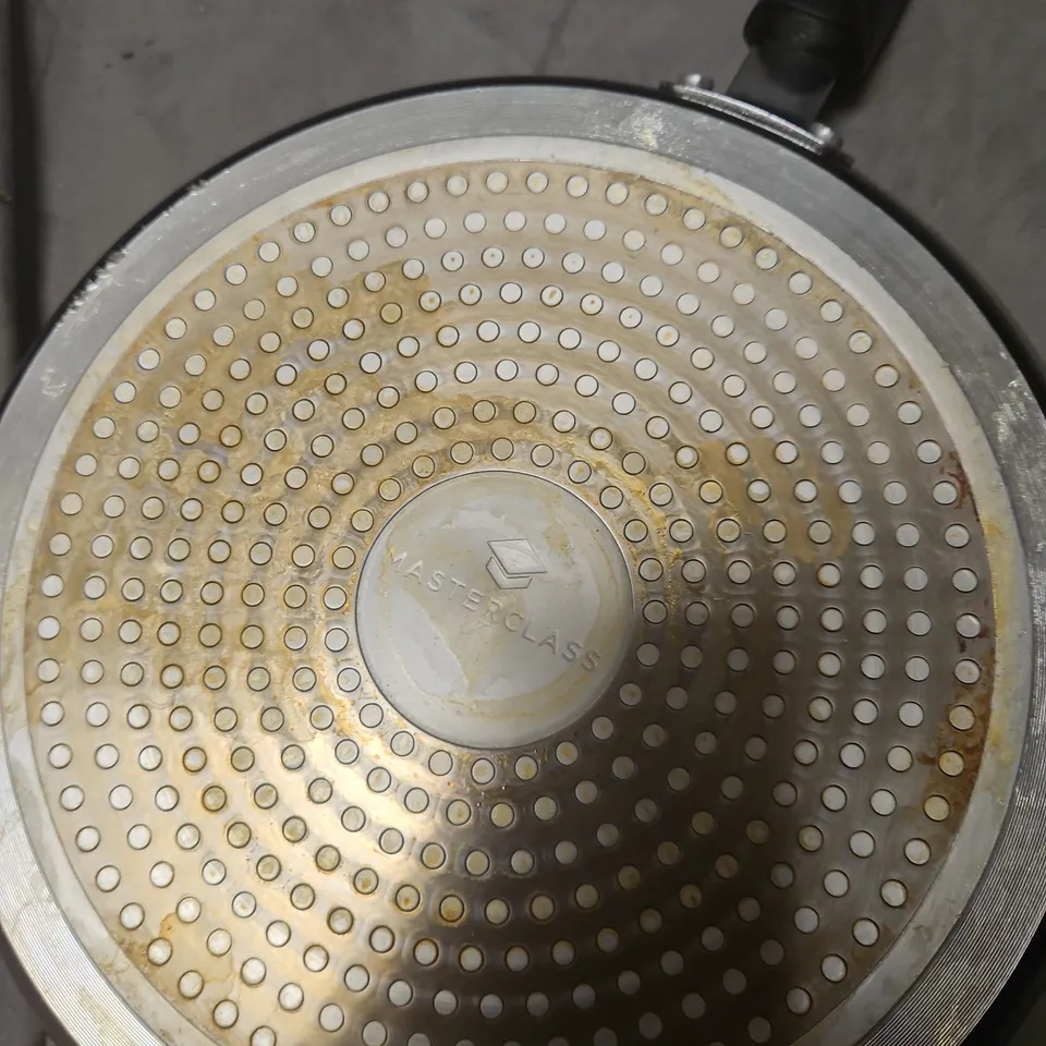 MASTERCLASS CIRCULAR METAL FRYING PAN WITH PERFORATED SURFACE .