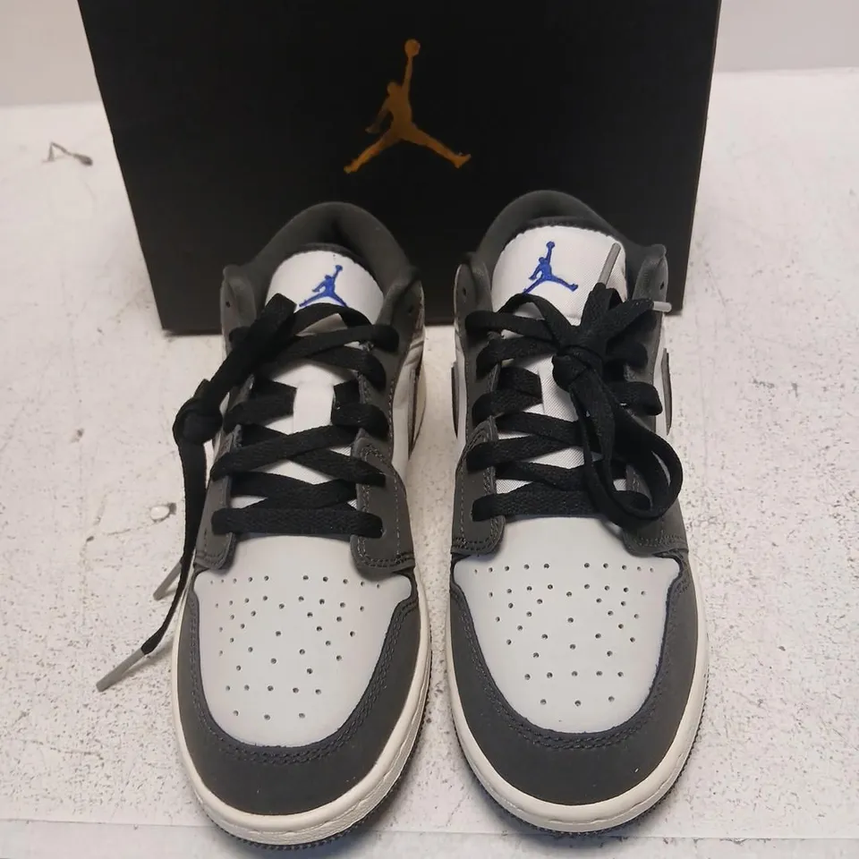 AIR JORDAN 1 LOW SE (GS) SNEAKERS – SAIL/ROYAL (UK 4.5)