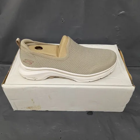 BOXED PAIR OF SKECHERS GO WALK IVY TRAINER IN TAUPE SIZE 5