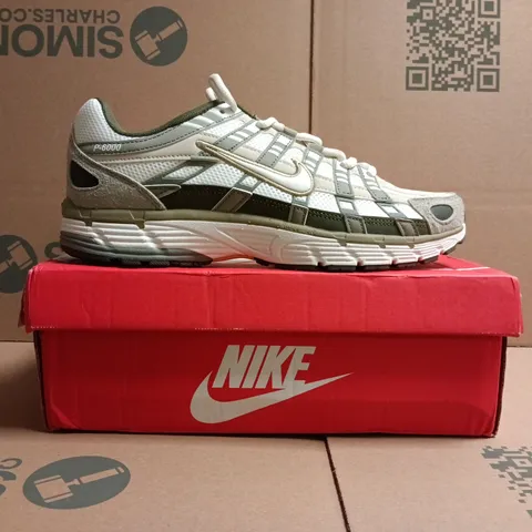BOXED PAIR OF NIKE P-6000 TRAINERS IN WHITE/SAGE SIZE UK 9