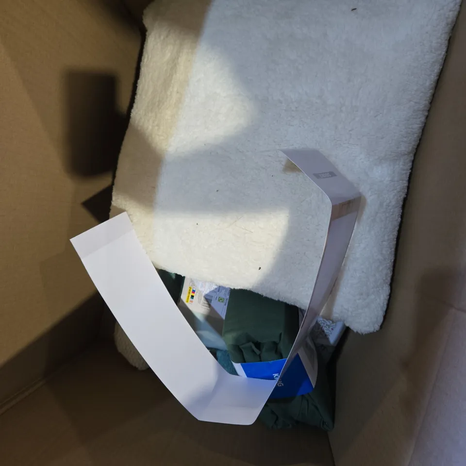 BOX OF APPROXIMATELY 10 ASSORTED BEDDING AND SOFT FURNISHING  ITEMS TO INCLUDE - SATEEN FITTED SHEET DOUBLE , PERCALE DEEP FITTED SHEET , OUTDOOR CUSHIONS ETC