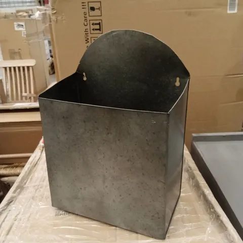 WITCOME LETTER HOLDER