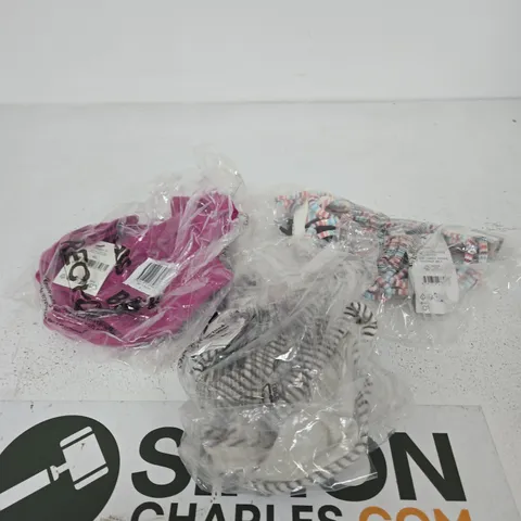 APPROXIMATELY 15 ASSORTED CLOTHING ITEMS IN VARIOUS SIZES, COLOURS & STYLES