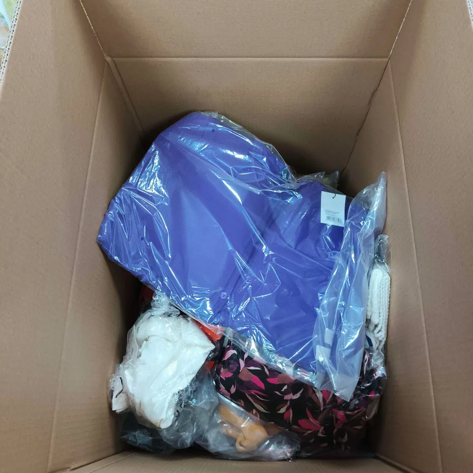 BOX OF APPROXIMATELY 30 ASSORTED CLOTHING ITEMS TO INCLUDE PURE AND NATURAL, MUDFLOWER ETC