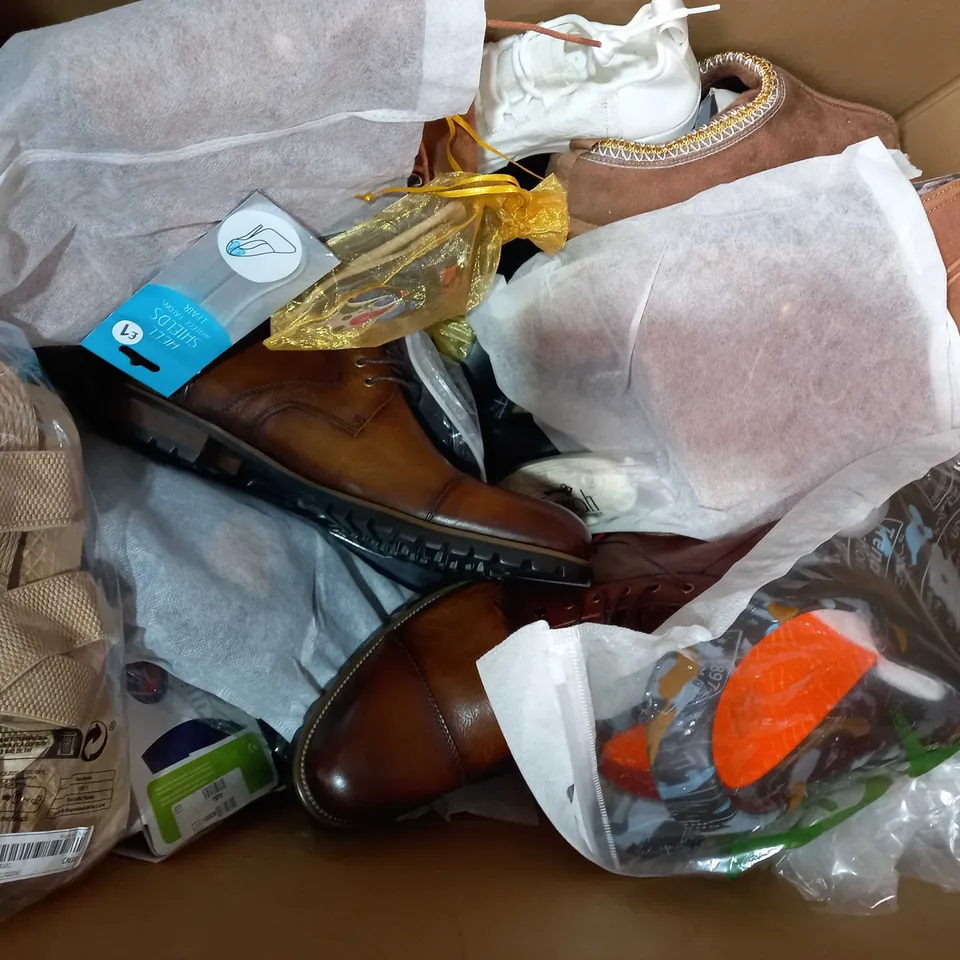 BOX OF APPROXIMATELY 15 ASSORTED PAIRS OF SHOES AND FOOTWEAR ITEMS IN VARIOUS STYLES AND SIZES TO INCLUDE XTI, BOOHOO, TOPSHOP, ETC