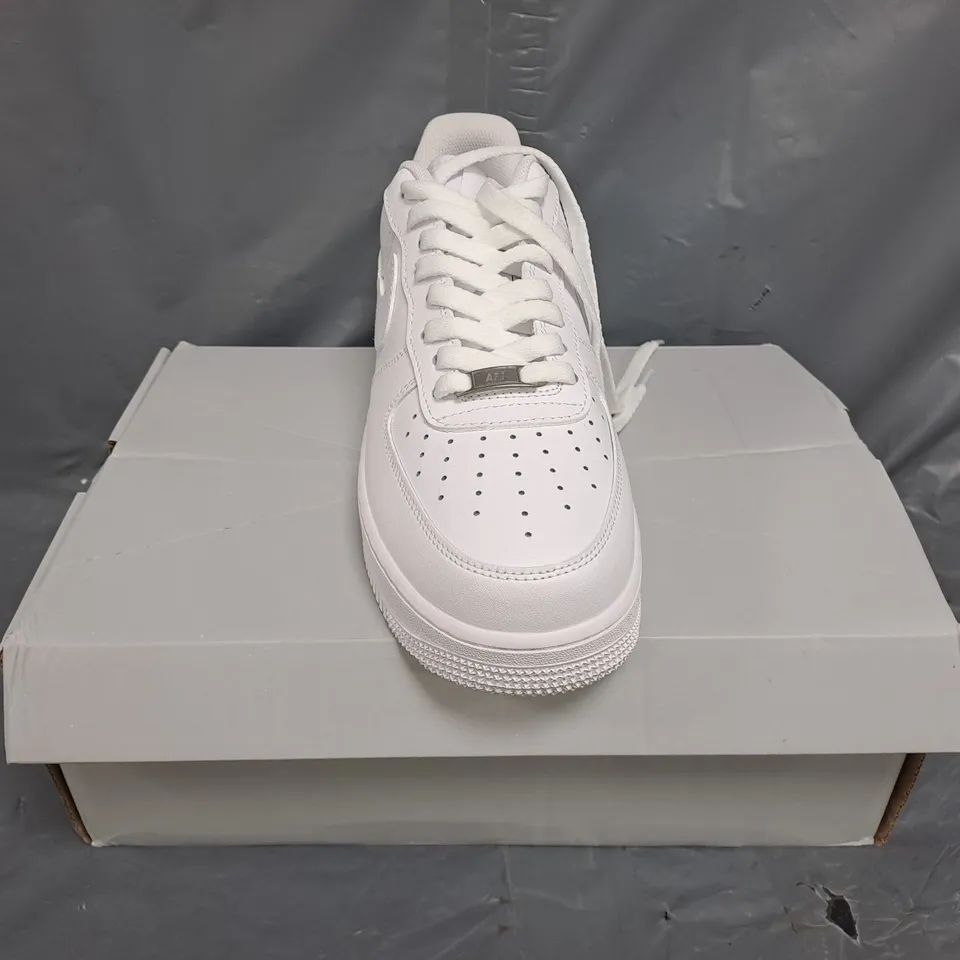 BOXED PAIR OF NIKE AIR FORCE 1 '07 SHOES IN WHITE SIZE UK 8