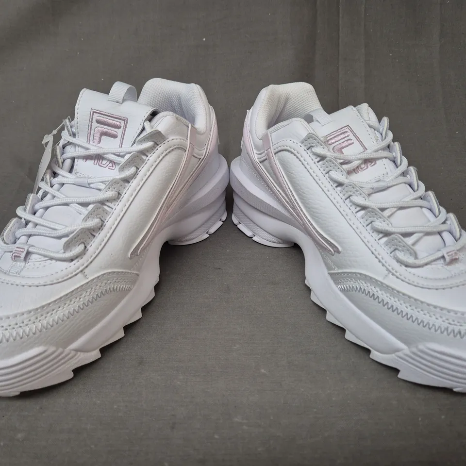 BOXED PAIR OF FILA DISRUPTOR II SHOES IN WHITE/PINK UK SIZE 7