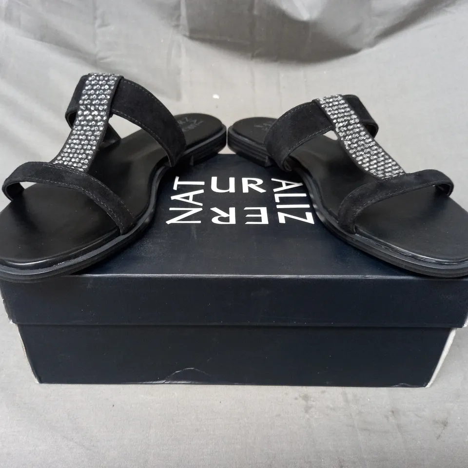 BOXED PAIR OF NATURALIZER SANDALS IN BLACK SIZE 5.5