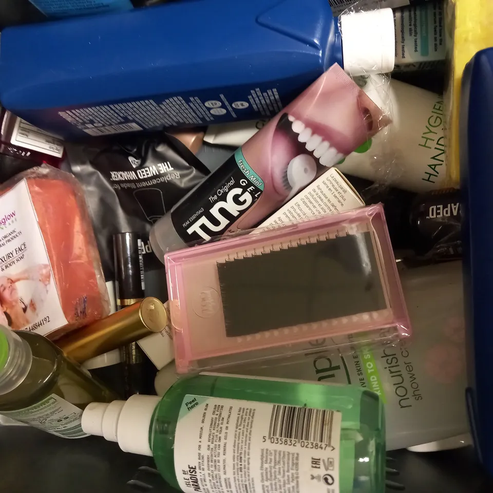 LOT OF APPROXIMATELY 20 ASSORTED HEALTH & BEAUTY ITEMS, TO INCLUDE CERAVE, VITA COCO, SOAP & GLORY, ETC