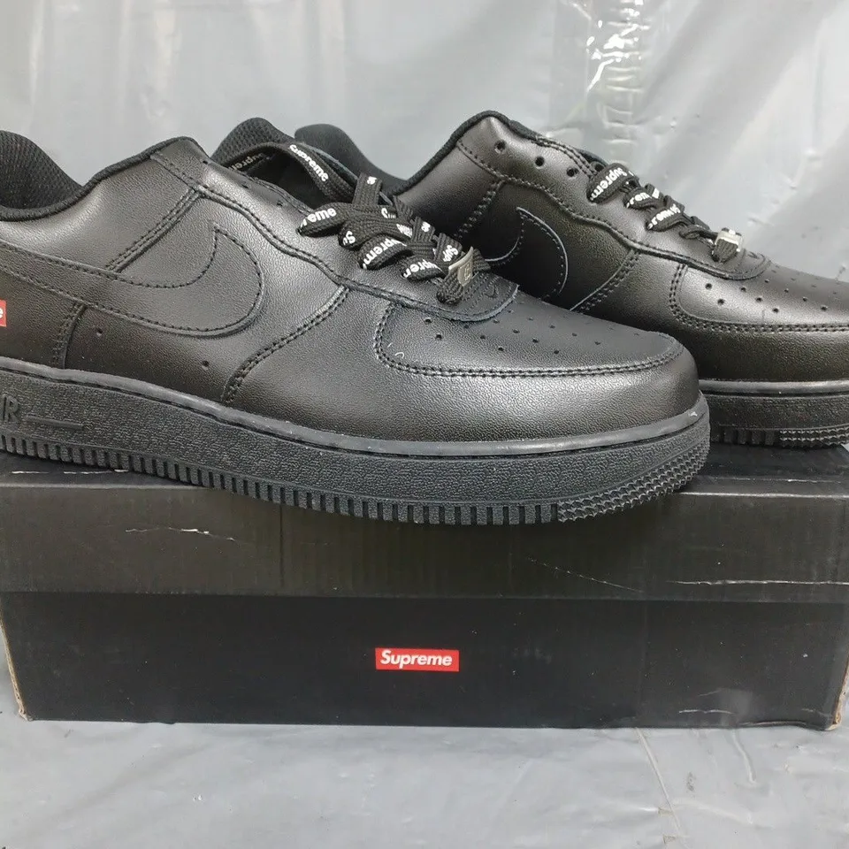 BOXED PAIR OF NIKE AIR FORCE 1 '07 SHOES IN BLACK SIZE UK 9