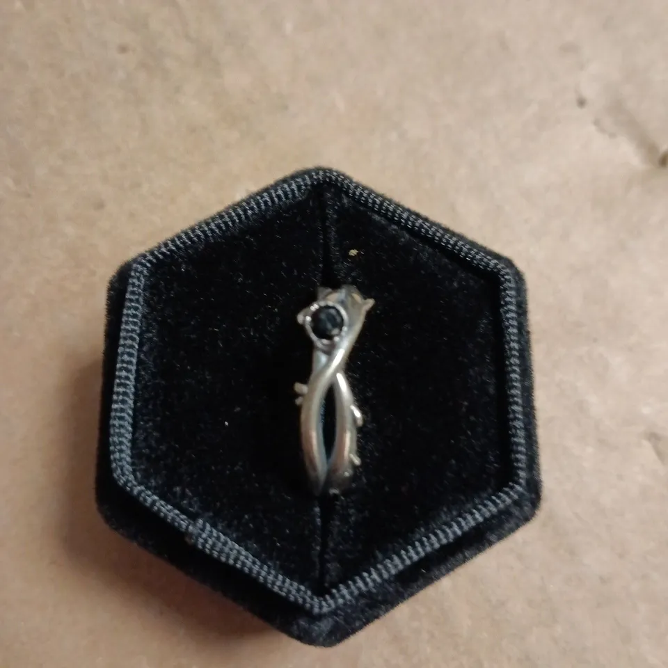 THORN THEMED TWISTED RING WITH BLACK STONE - 925 STAMP