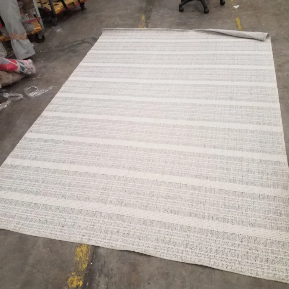 QUALITY DESIGNER AREA RUG - APPROXIMATELY 282X195CM