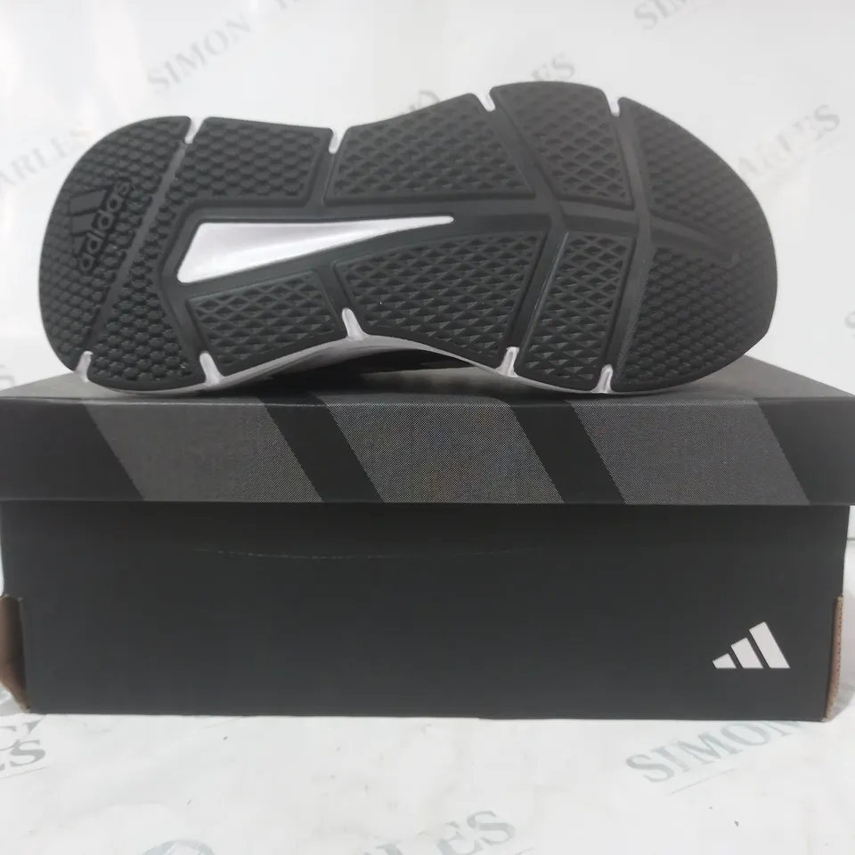 BOXED PAIR OF ADIDAS GALAXY 6 SHOES IN BLACK/WHITE UK SIZE 6