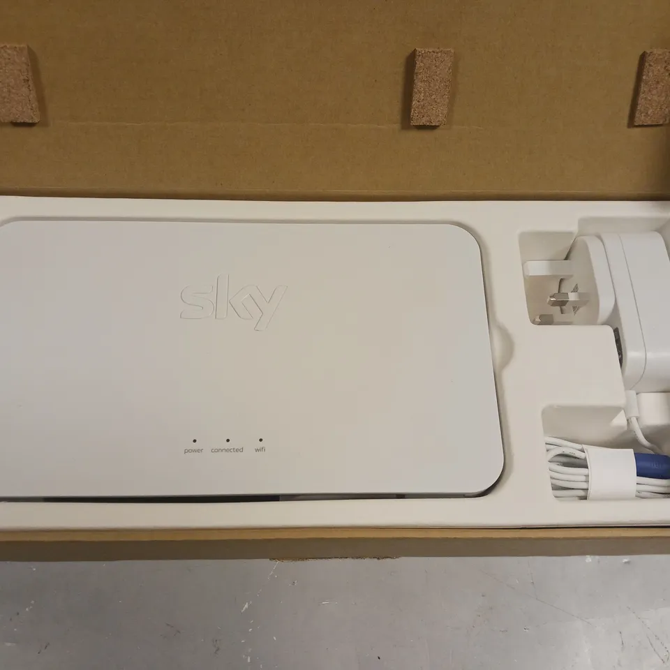 BOXED SKY BROADBAND BOOSTER WHITE WITH ACCESSORIES