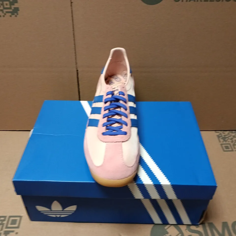 BOXED PAIR OF ADIDAS WOMENS SL 72 OG TRAINERS IN PINK/BLUE - UK 7
