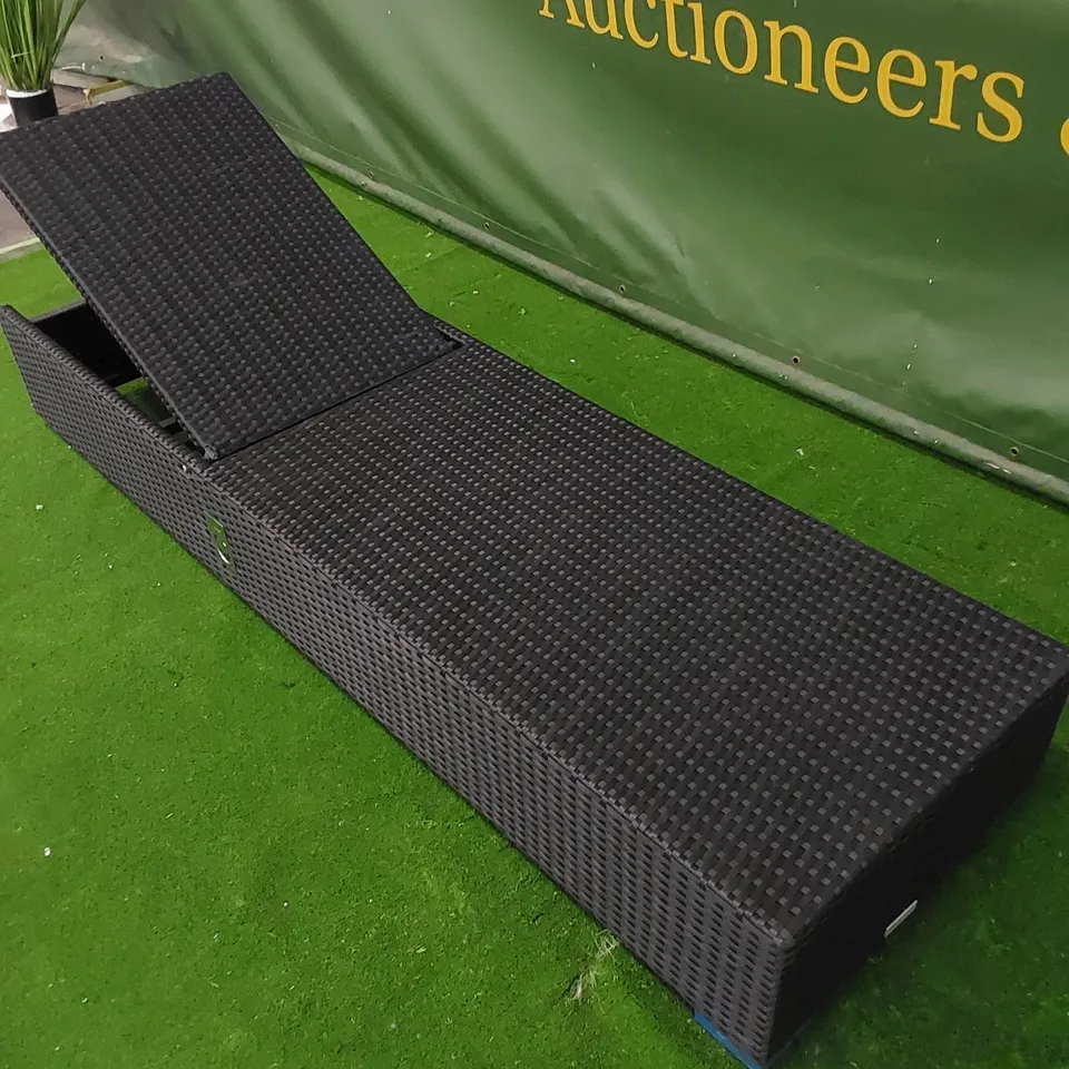 DESIGNER MANUAL ADJUSTABLE SUNLOUNGER IN BLACK RATTAN