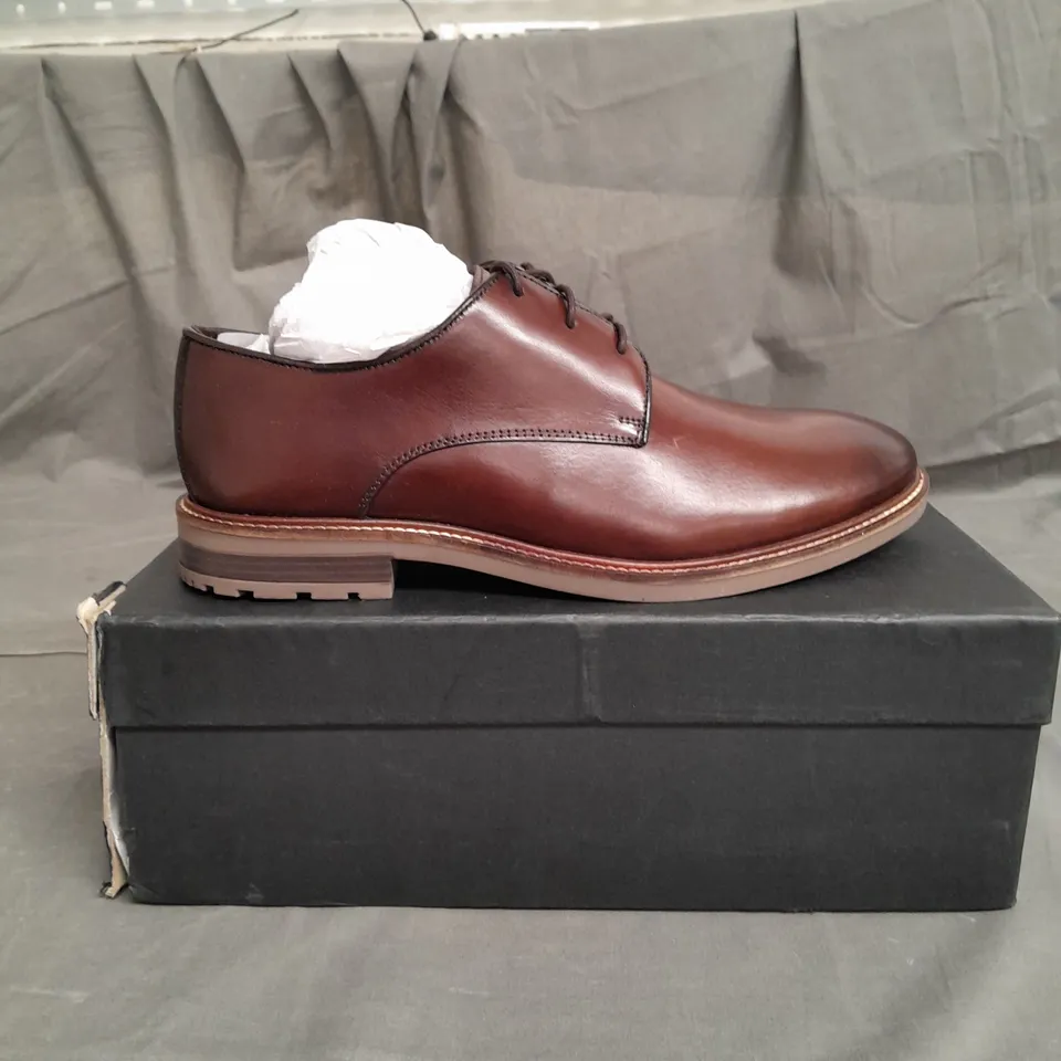 BOXED PAIR OF JOHN WHITE ROUGES SHOES SIZE 9