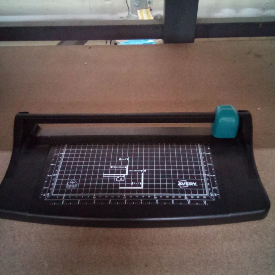 AVERY PHOTO & PAPER TRIMMER