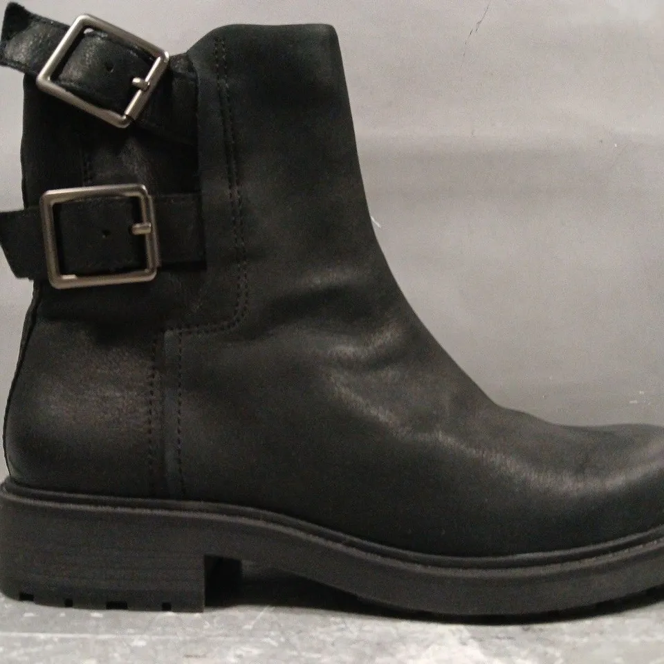 BOXED PAIR OF CLARKS ANKLE BOOTS IN BLACK SIZE UK 5.5