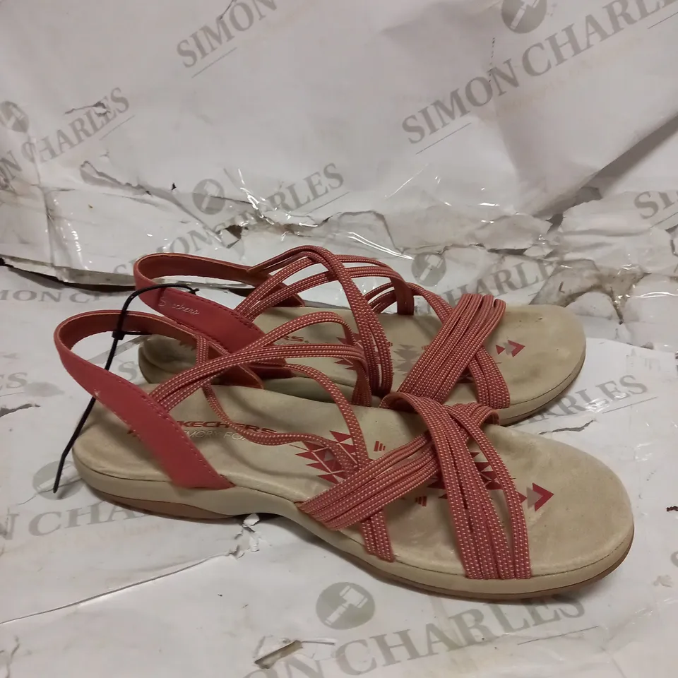 PAIR OF SKECHERS REGGAE SANDALS IN RED - SIZE 6 