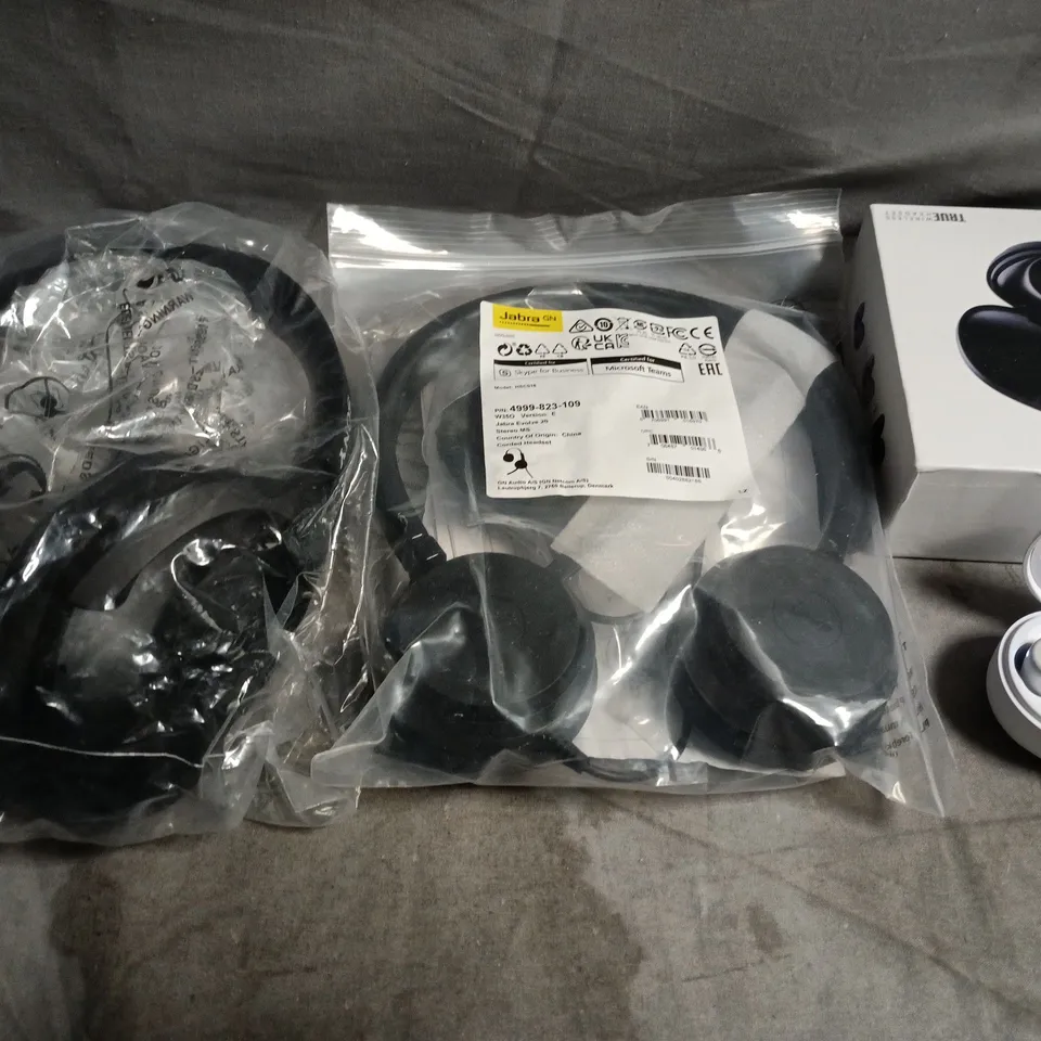 APPROXIMATELY 10 ASSORTED WIRED & WIRELESS HEADPHONES 