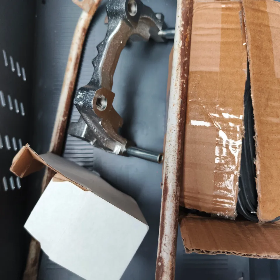 APPROXIMATELY 6 ASSORTED VEHICLE PARTS AND ACCESSORIES TO INCLUDE SCREWDRIVER SET, AIR FRESHENER, GEAR KNOB ETC - COLLECTION ONLY