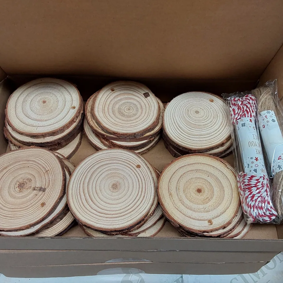 BOX OF BRAND NEW ASSORTED DECORATIONS INCLUDING APPROXIMATELY; 3X 36PCS ROUND WOOD CHIPS WITH HOLES AND COLOURED STRING, 1X STOBOK GOLD CHRISTMAS TREE STAR, 1X 12PCS ARTIFICIAL PUMPKINS.