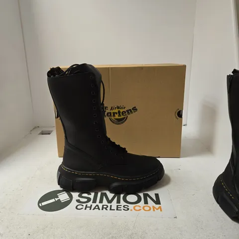 DR. MARTENS DMXL 14I BLACK LEATHER BOOTS – UK 9½ (EU 44)