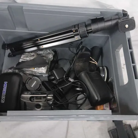 FIVE ASSORTED CAMERAS AND PHOTOGRAPHIC ACCESSORIES TO INCLUDE; TRIPOD, HOHEM ISTEADY V3, CONCORD CAMERA AND PRAKTICA CAMERA