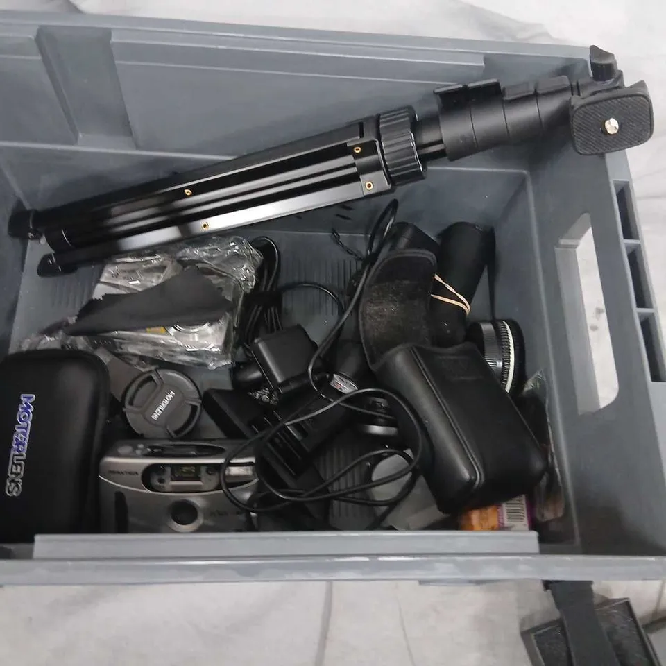 FIVE ASSORTED CAMERAS AND PHOTOGRAPHIC ACCESSORIES TO INCLUDE; TRIPOD, HOHEM ISTEADY V3, CONCORD CAMERA AND PRAKTICA CAMERA