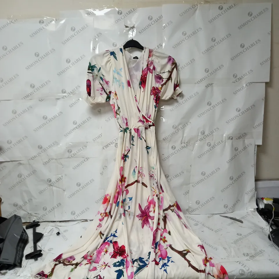 BOX OF APPROXIMATELY 10 ASSORTED WOMEN'S CLOTHING ITEMS INCLUDING JEANS, DRESSES ETC