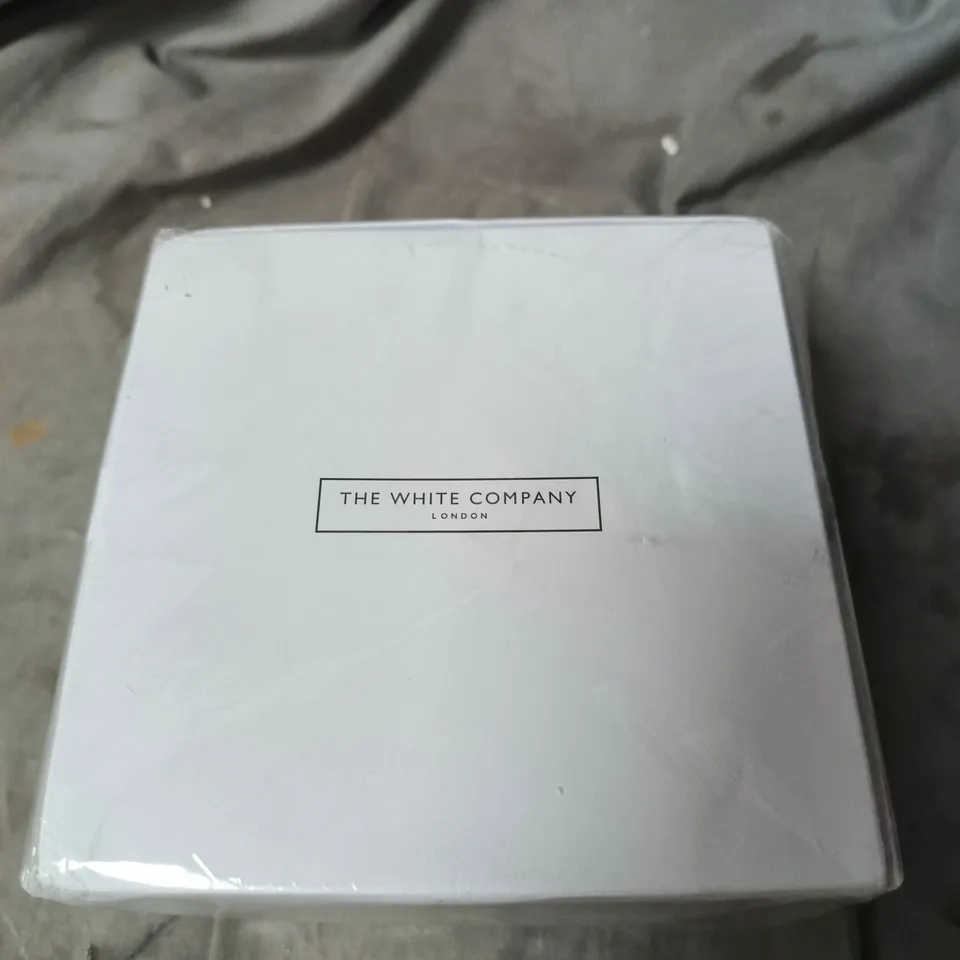 THE WHITE COMPANY TONKA BEAN, CASSIS & CASHMERE LARGE SCENTED CANDLE – BOXED