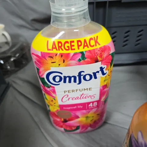 BOX OF APPROXIMATELY 10 ASSORTED LIQUID ITEMS TO INCLUDE: 2X COMFORT FABRIC CONDITIONER 