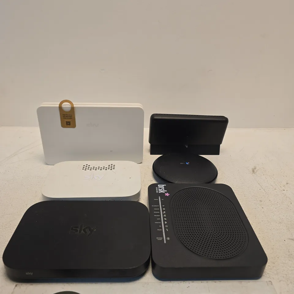 APPROXIMATELY 6 ASSORTED ITEMS INCLUDING TECNICOLOR DGA0122NLK, BT WI-FI DISC AND EE SMRT HUB CONNECT HC10A