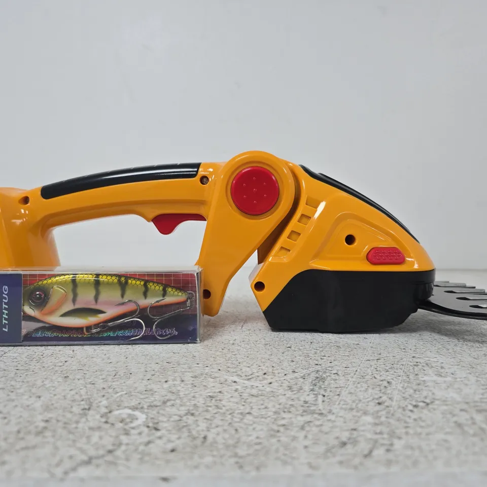 APPROXIMATELY 5 ASSORTED HOUSEHOLD ITEMS TO INCLUDE FISHING LURE, ETC