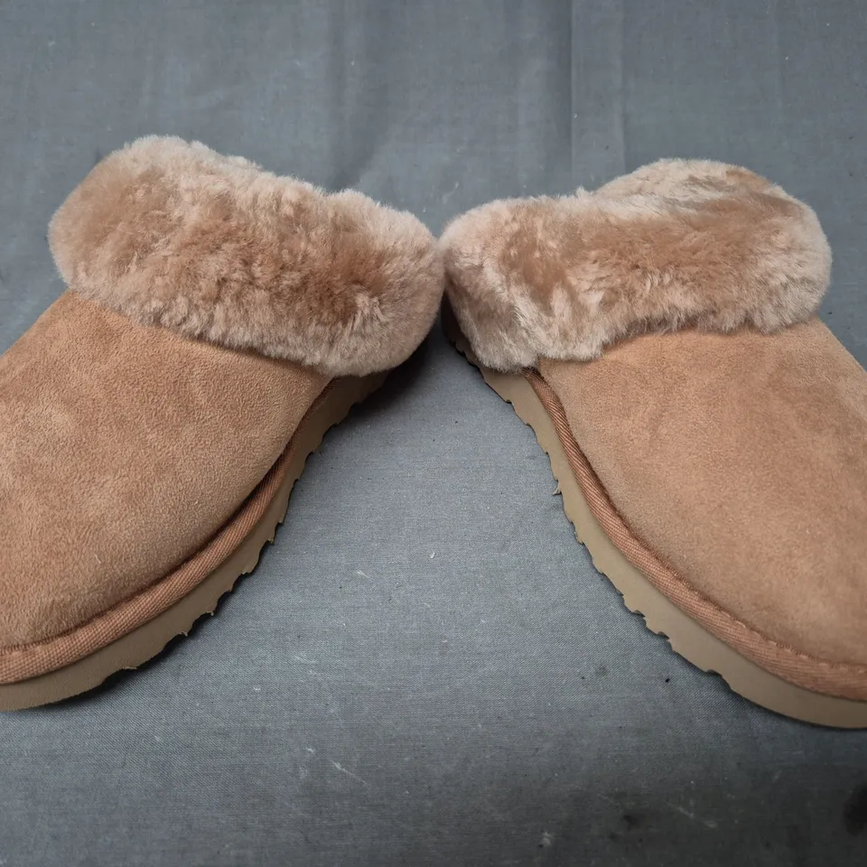 BOXED PAIR OF UGG WOMEN'S CLASSIC SLIPPER II IN CHESTNUT UK SIZE 4