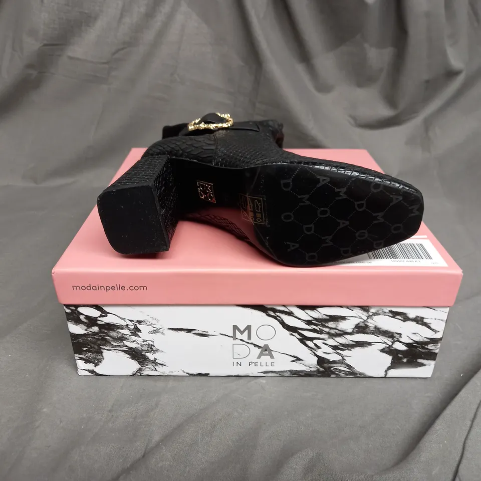 MODA IN PELLE BUCKLE TRIM BLOCK HEEL LONG BOOT IN BLACK SNAKE PRINT SIZE 3.5