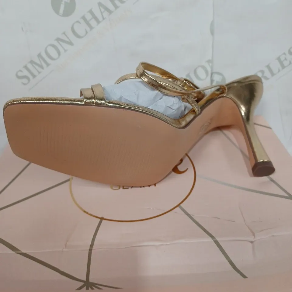BOXED PAIR OF ESSEX GLAM GOLD METALLIC HEELS / SIZE: 8 UK