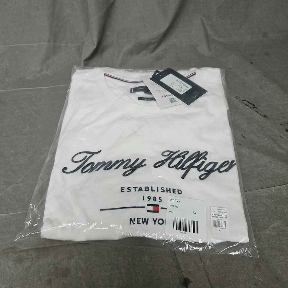 TOMMY HILFIGER LOGO SCRIPT TEE IN WHITE SIZE XL