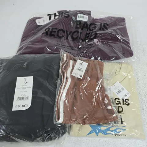 APPROXIMATELY 20 ASSORTED CLOTHING ITEMS IN VARIOUS SIZES, COLOURS & STYLES TO INCLUDE BOXY FIT GRAPHIC TEE, RAGLAN HOODIE, KNIT ZIPPED THROUGH, ETC
