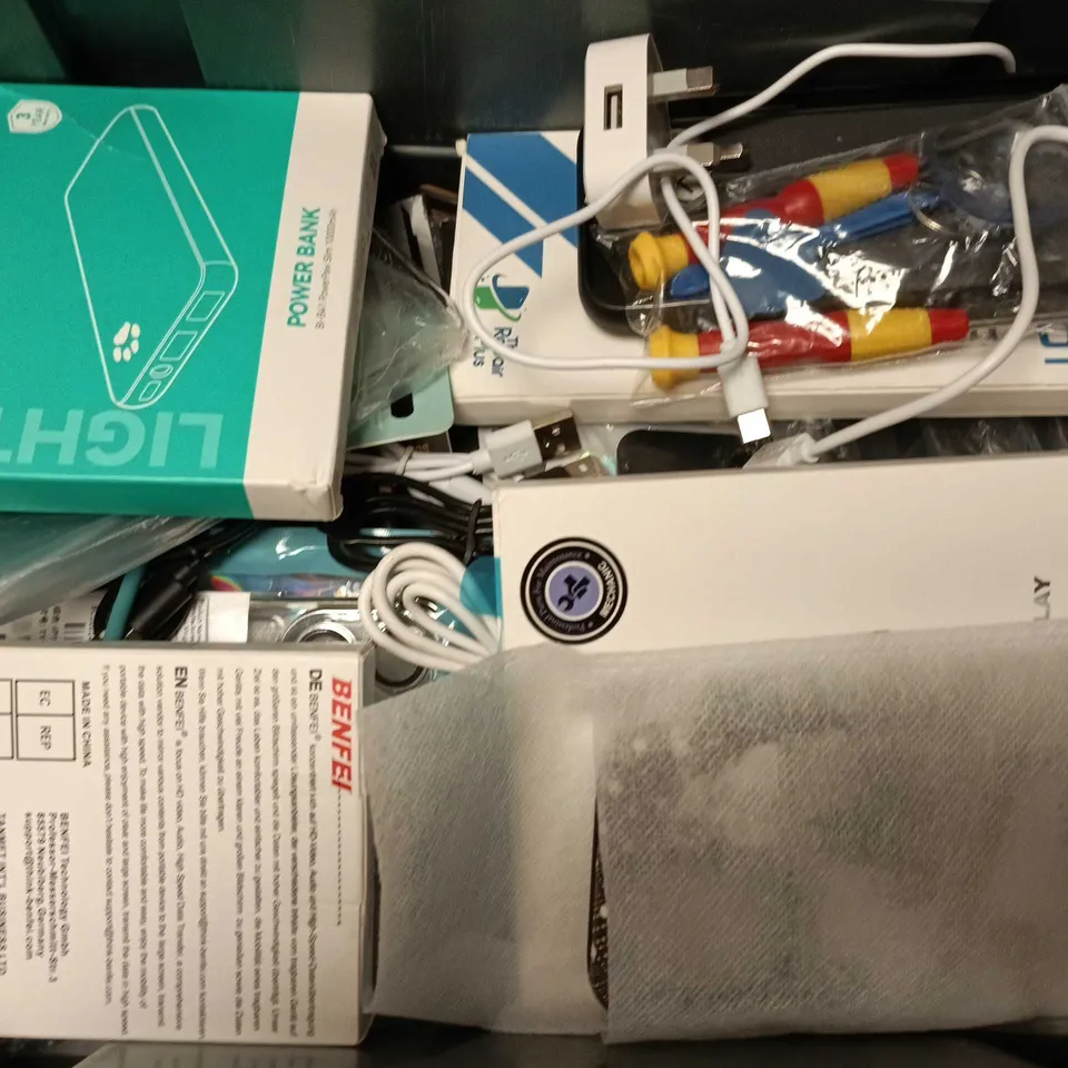 APPROXIMATELY 15 ASSORTED MOBILE PHONE ACCESSORIES TO INCLUDE POWER BANKS, CASES AND CHARGE CABLES