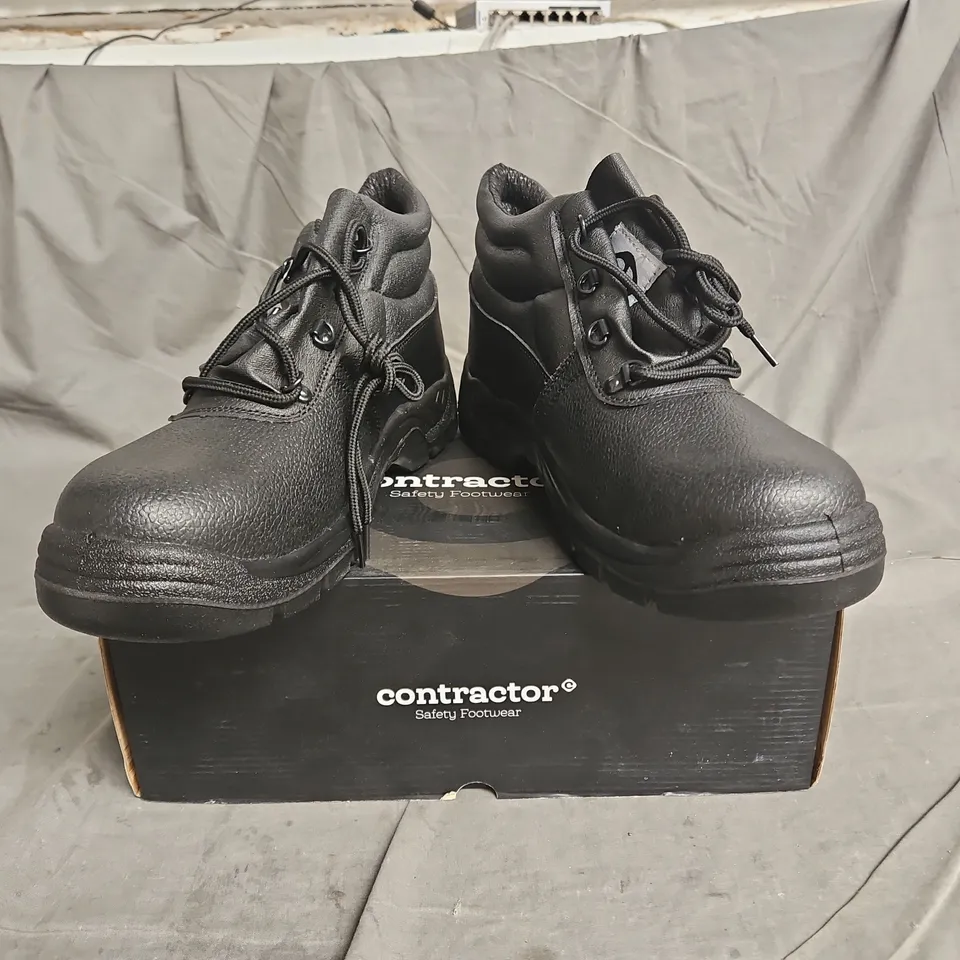 BOXED PAIR OF CONTRACTOR SAFETY BOOTS IN BLACK SIZE UK 12