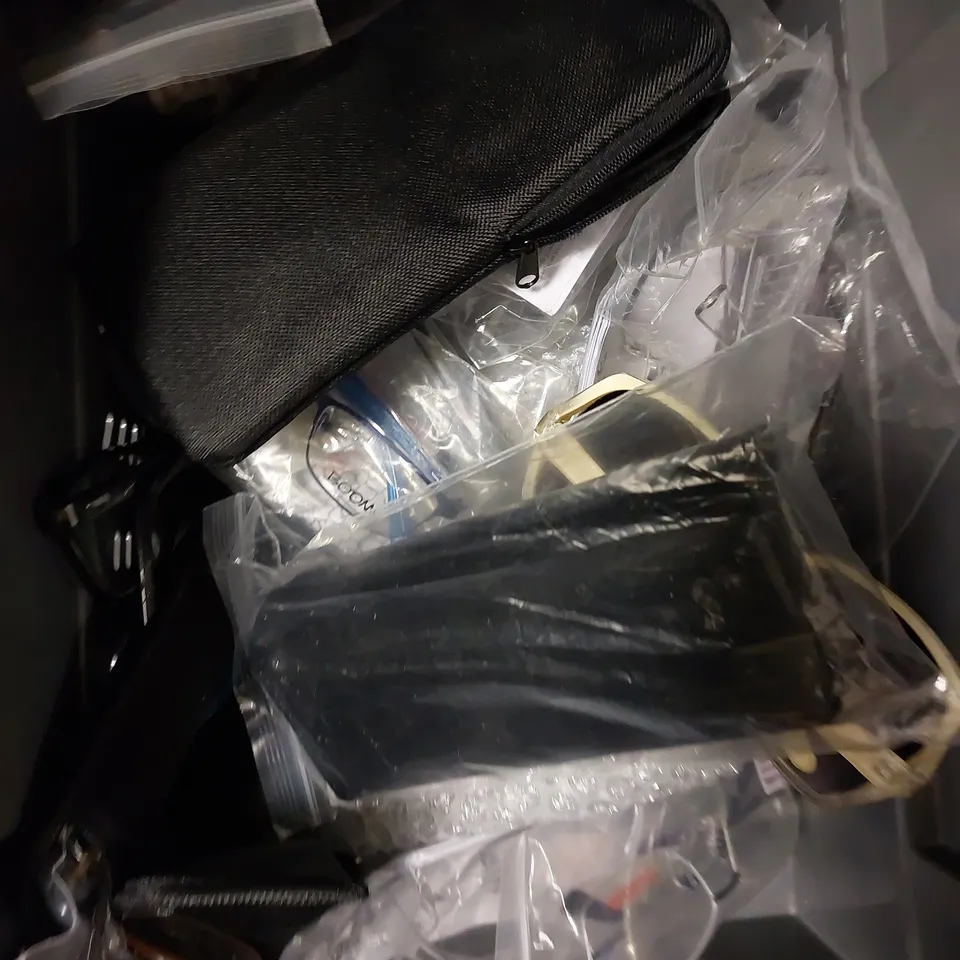 LOT OF APPROX 20 ASSORTED PAIRS OF GLASSES/SUNGLASSES