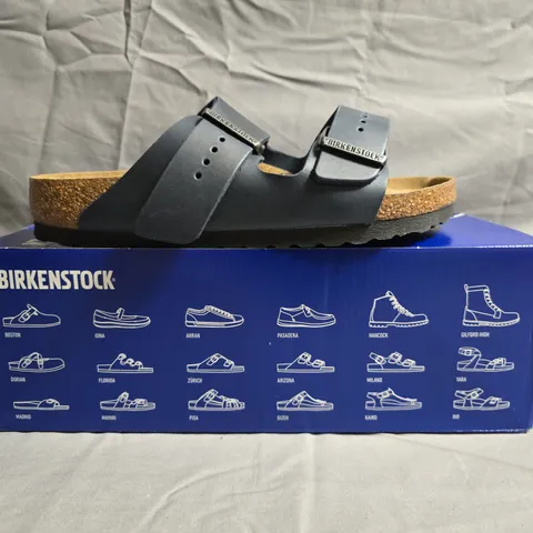 BOXED PAIR OF BIRKENSTOCK ARIZONA BS SANDALS IN DEEP NAVY SIZE UK 4.5