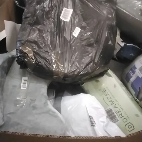 A PALLET CONTAINING A LARGE QUANTITY OF ASSORTED PILLOWS WHICH INCLUDE; DREAMZEE, MEMORY FOAM ETC