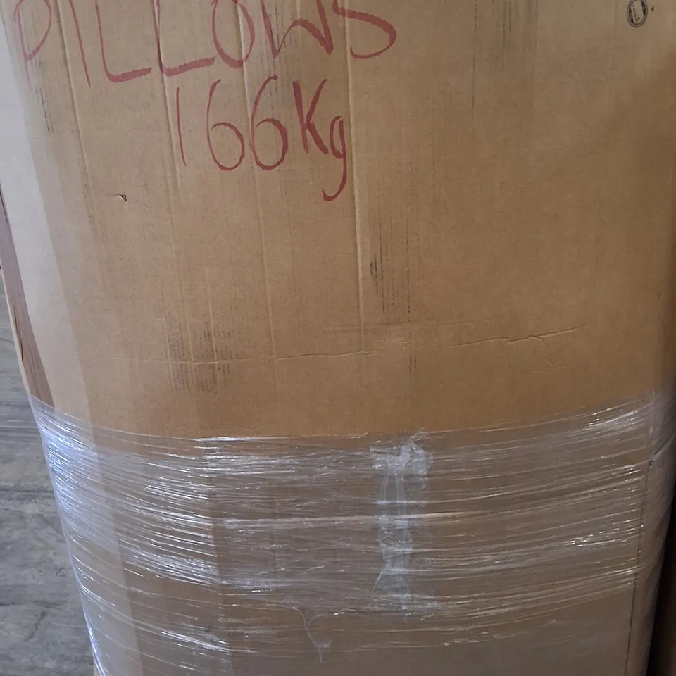 PALLET CONTAINING A LARGE QUANTITY OF PILLOWS
