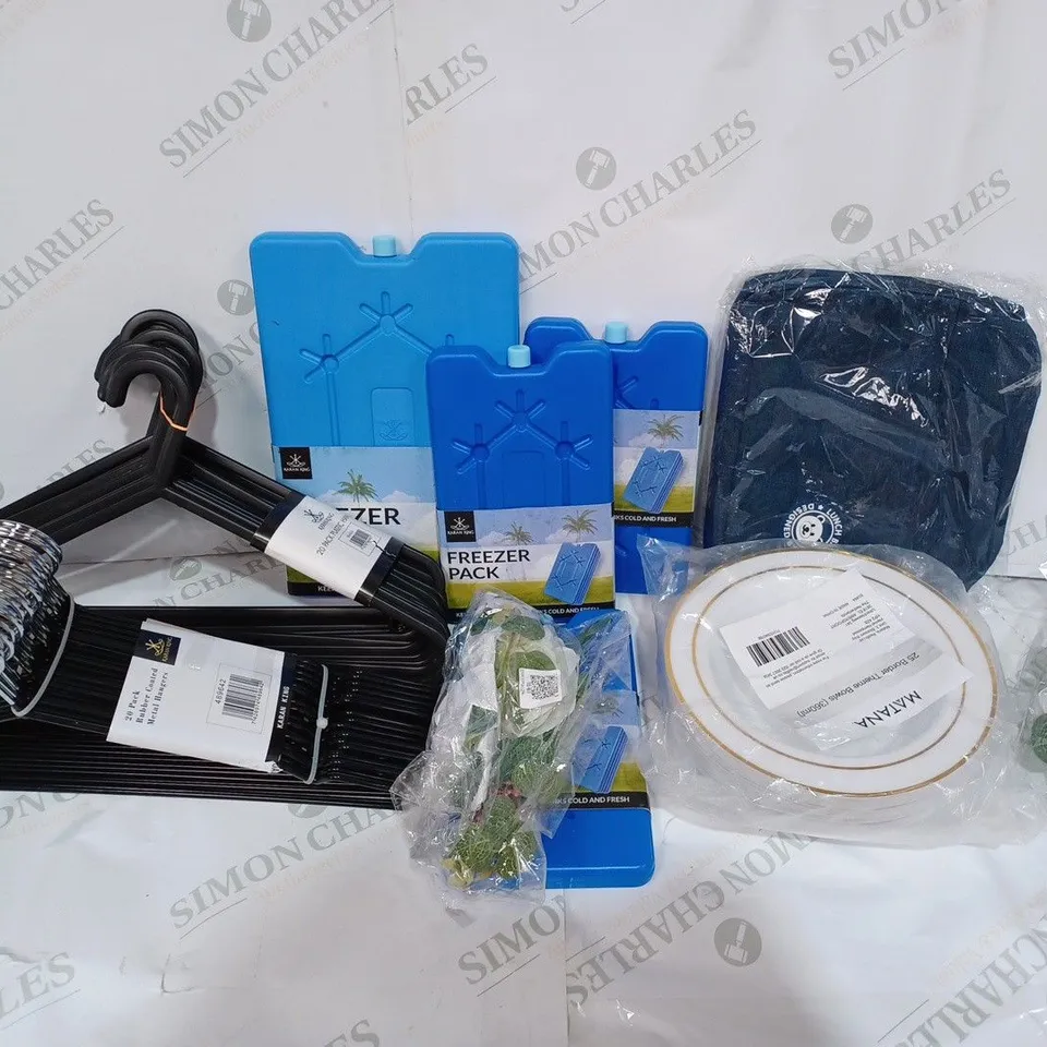 BOX TO CONTAIN APPROX. 20 X ASSORTED HOUSEHOLD PRODUCTS, INCLUDES COAT HANGERS, FREEZER PACKS, PLASTIC DISHES, HOME DÉCOR ETC