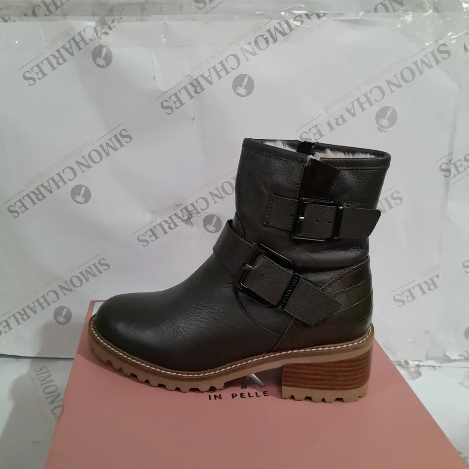 BOXED PAIR OF MODA IN PELLE CORNELIA BIKER BOOTS IN KHAKI UK SIZE 6